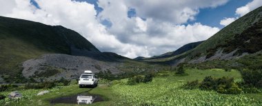 Sichuan, Çin - 10 Temmuz 2023, Toyota 'yı yüksek irtifa dağlarında yoldan çıkarmak