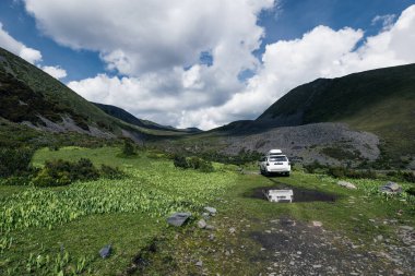 Sichuan, Çin - 10 Temmuz 2023, Toyota 'yı yüksek irtifa dağlarında yoldan çıkarmak