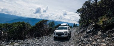 Sichuan, Çin - 10 Temmuz 2023, Toyota 'yı yüksek irtifa dağlarında yoldan çıkarmak