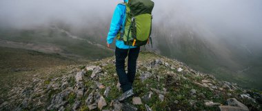 Dağın tepesinde gezen kadın. 