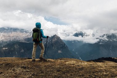 Sırt çantalı bir kadın yüksek irtifada dağ yürüyüşü yapıyor. 