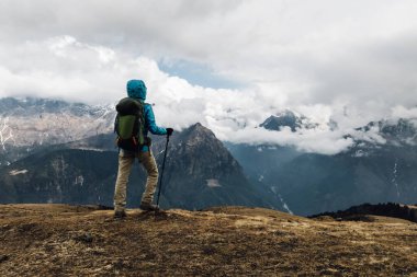 Sırt çantalı bir kadın yüksek irtifada dağ yürüyüşü yapıyor. 