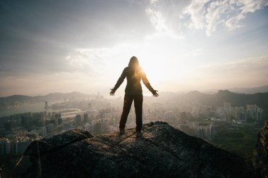 Hong Kong 'daki dağın tepesinde güçlü ve güçlü hissediyorum.