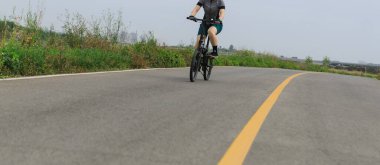 Chengdu, Çin 'de yeşil yolda bisiklet sürmek. 