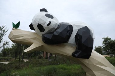 Chengdu, Çin - 15 Mayıs 2025 Chengdu, Çin 'de dev panda maskotu