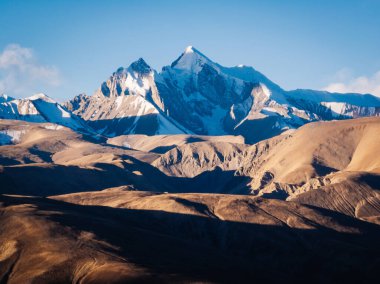 Tibet, Çin 'de yüksek irtifada kar tepeli dağlar ve ormanlar