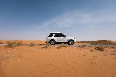  Çölden geçerken off-road araba sürüyorum. 