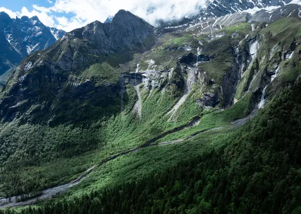 Güzel yüksek irtifa manzarası. Karla kaplı dağlar ve orman manzarası.