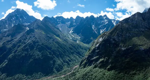 Güzel yüksek irtifa manzarası. Karla kaplı dağlar ve orman manzarası.