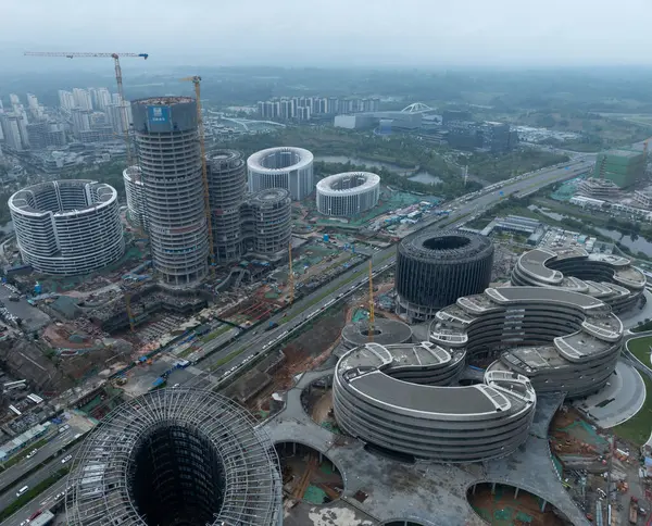 Chengdu, Çin - Haziran 03.2024, Çin 'in Chengdu şehrindeki modern ofis binalarının hava manzarası 