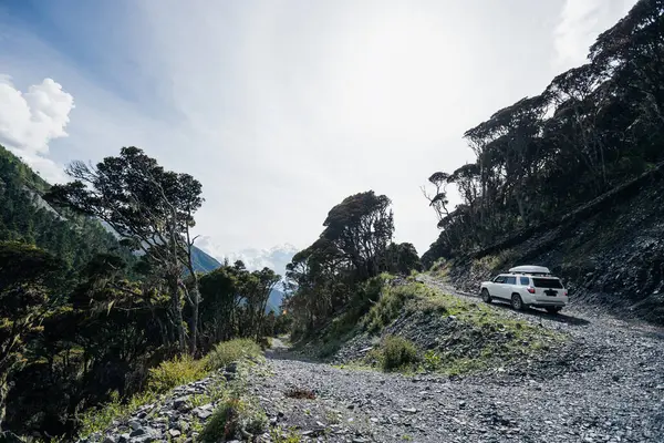 Yükseklerdeki dağlarda off-road araba sürüyorum.