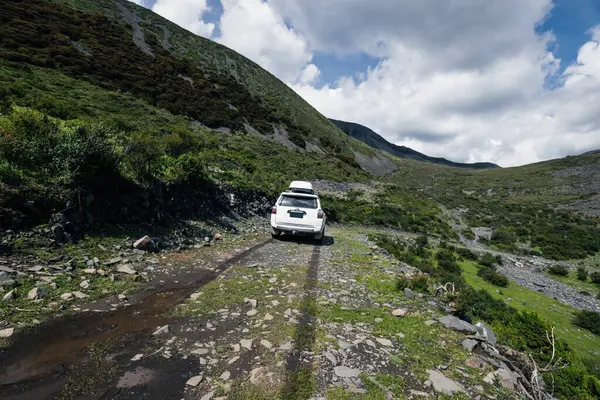 Sichuan, Çin - 10 Temmuz 2023, Toyota 'yı yüksek irtifa dağlarında yoldan çıkarmak
