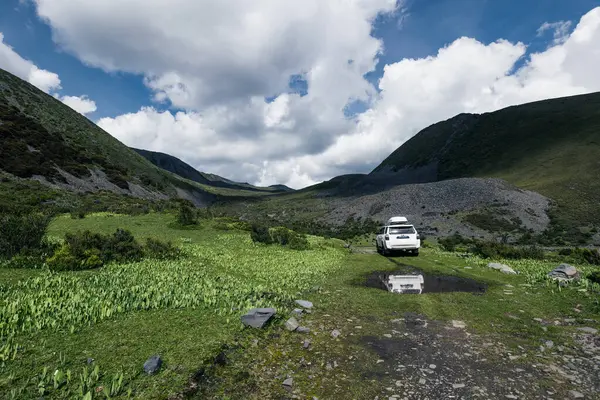 Sichuan, Çin - 10 Temmuz 2023, Toyota 'yı yüksek irtifa dağlarında yoldan çıkarmak