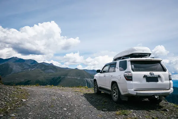 Yükseklerdeki dağlarda off-road araba sürüyorum.