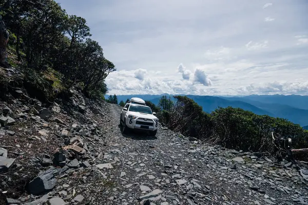 Sichuan, Çin - 10 Temmuz 2023, Toyota 'yı yüksek irtifa dağlarında yoldan çıkarmak