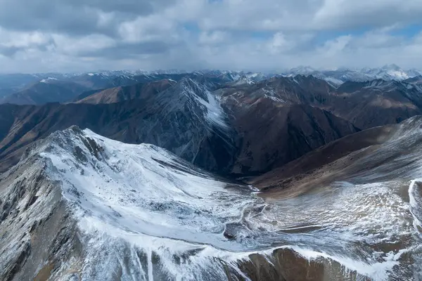Güzel yüksek irtifa manzaralı karlı dağ manzarası