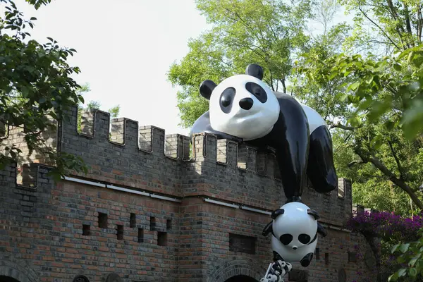 Chengdu, Çin 'deki dev panda bebeği.