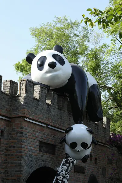 Chengdu, Çin 'deki dev panda bebeği.