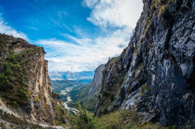 Yüksek bir dağ manzarasına uzanan dik kayalıklar