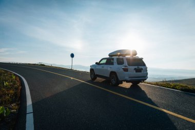 Sichuan, Çin - 25 Ağustos 2024, Toyota 4runner gündoğumunda yüksek irtifada dağın zirvesinde