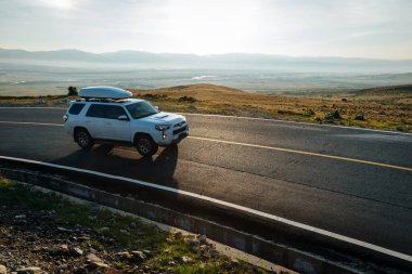 Sichuan, Çin - 25 Ağustos 2024, Toyota 4runner gündoğumunda yüksek irtifada dağın zirvesinde