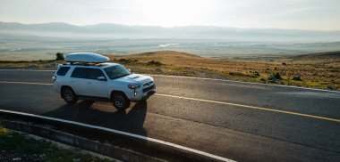 Sichuan, Çin - 25 Ağustos 2024, Toyota 4runner gündoğumunda yüksek irtifada dağın zirvesinde