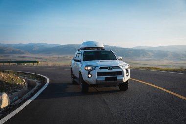 Sichuan, Çin - 25 Ağustos 2024, Toyota 4runner gündoğumunda yüksek irtifada dağın zirvesinde