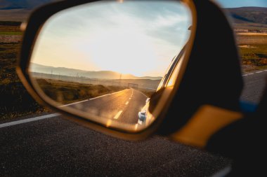 Yükseklik dağlarında off-road araba sürmek