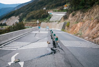 Doğanın güçleri yüksek rakımlı dağlardaki asfalt yolu yarıp geçer.