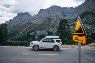 Dağ yolunda off-road arabası