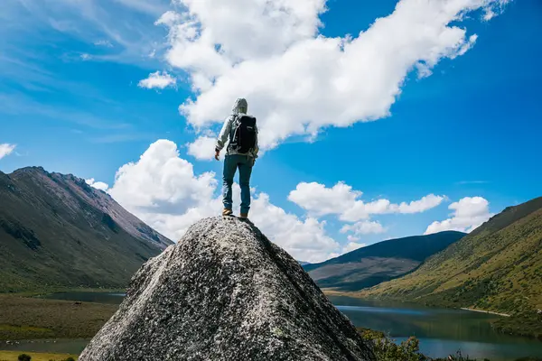 Yüksek irtifada yürüyüş yapan bir kadın.  