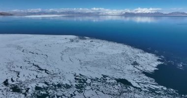 Dağlardaki güzel buzullar ve donmuş göl manzarası.