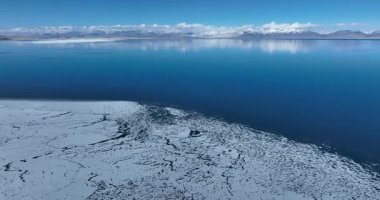 Dağlardaki güzel buzullar ve donmuş göl manzarası.