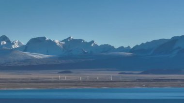 Dağlardaki güzel göl manzarası 