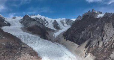 Tibet, Çin 'deki güzel dağ manzarası. Doğa