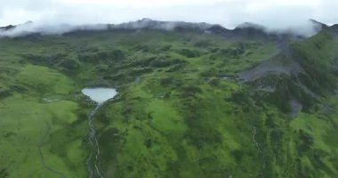 Nehirli, havalı güzel dağ manzarası 