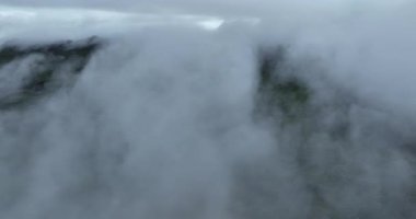 Sisli bir günde güzel dağ manzarası.