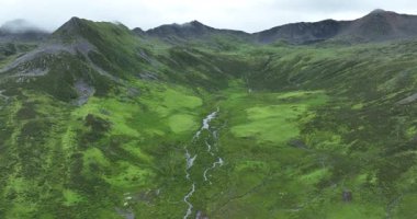 Nehirli, havalı güzel dağ manzarası 