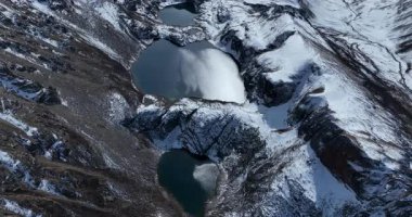Dağlardaki göllerin havadan görünüşü, doğa.