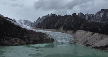 Tibet 'te gölü olan güzel dağ manzarası, Çin