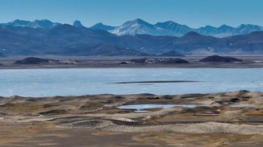 Tibet 'te gölü olan güzel dağ manzarası, Çin