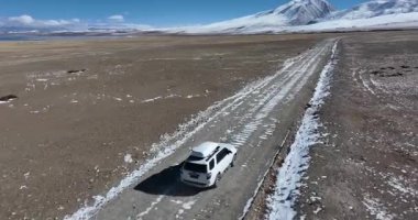 Tibet, Çin 'deki Ulusal Jeoloji Parkı' nda araba kullanmak