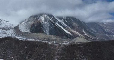 Tibet, Çin 'deki güzel dağ manzarası