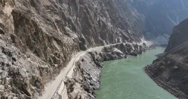 Dağlardaki nehir manzarası, manzara 