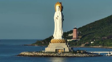 Guanyin heykeli Nanshan tapınağındaki sahil kenarında, Hainan Adası, Çin. Kelimelerin anlamı merhamet ve lütuftur.