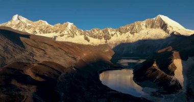 Tibet, Çin 'deki güzel dağ manzarası. Doğa