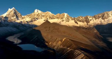 Tibet, Çin 'deki güzel dağ manzarası. Doğa