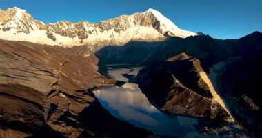 Güzel yüksek irtifa dağlarının ve göl manzarasının havadan görünüşü
