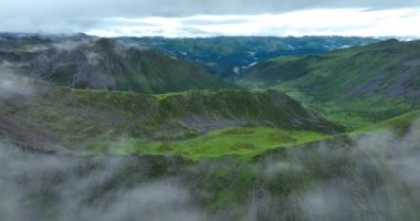 Güzel dağların gündüz manzarası
