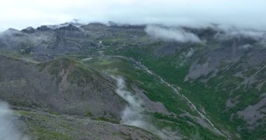 Dağlardaki nehir manzarası, manzara 